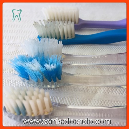 escovas dentais velhas